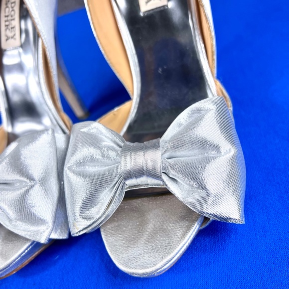 🚫SOLD! |•BADGLEY MISCHKA•| Gorgeous Satin Silver Peep Toe Hidden Platform Heel - Picture 3 of 16